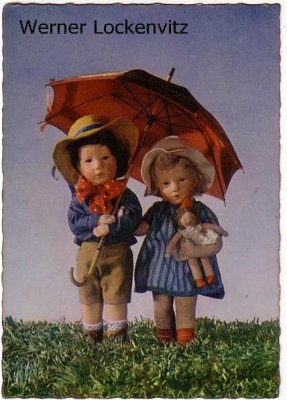 Ansichtskarte Käthe Kruse Zwei Puppen mit Regenschirm Puppen PMB Nr. 250/1
