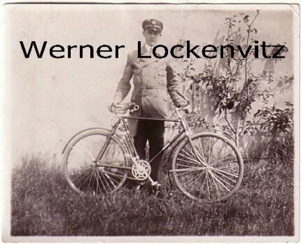Mann mit seinem Fahrrad Foto