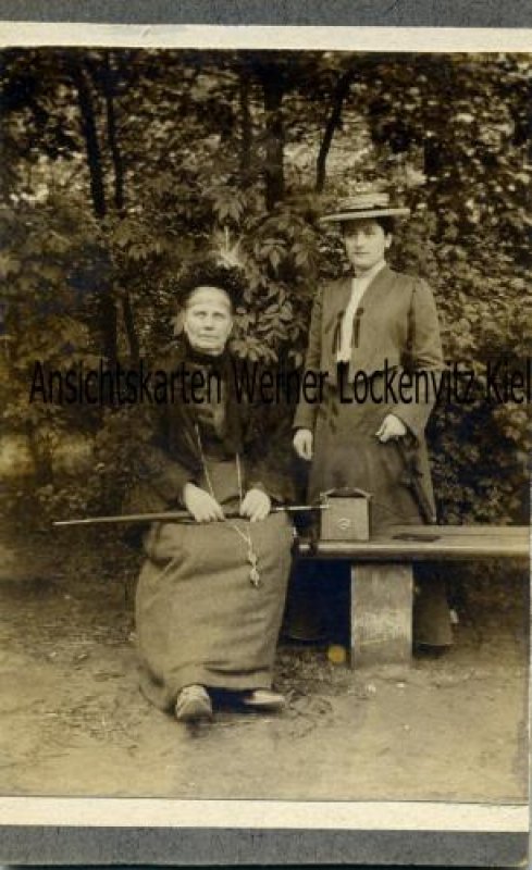 Altes Pappfoto CDV Zwei Frauen auf einer Bank 