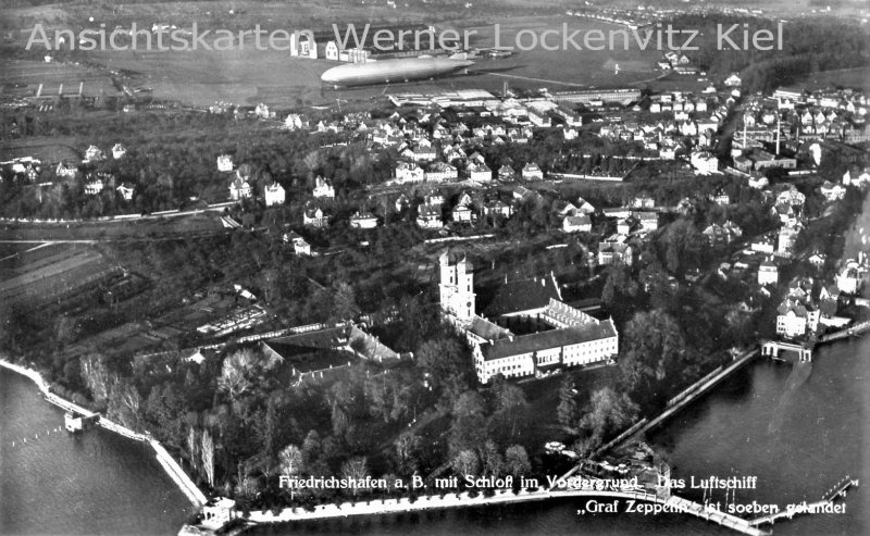 Ansichtskarte Friedrichshafen am Bodensee mit Luftschiff Zeppelin und Schloß Luftbild