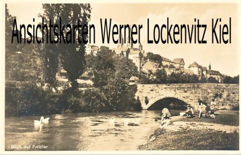 Ansichtskarte Fritzlar Blick auf die Stadt mit spielenden Kindern am Fluß bei der Brücke
